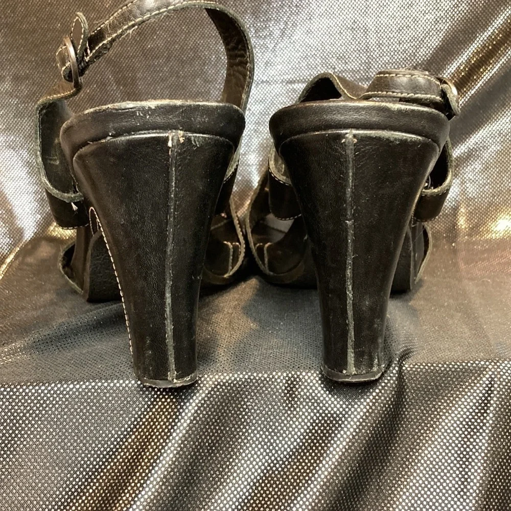 Clarks Artisan black size 10 heels. Leather is soft and supple.  Fc‎ 2